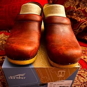 Like new Reddish brown Dansko clogs